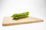 Grünspargel hellgrün freigestellt (18) thumb