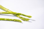 Grünspargel hellgrün freigestellt VSSE J Roesner (40) thumb